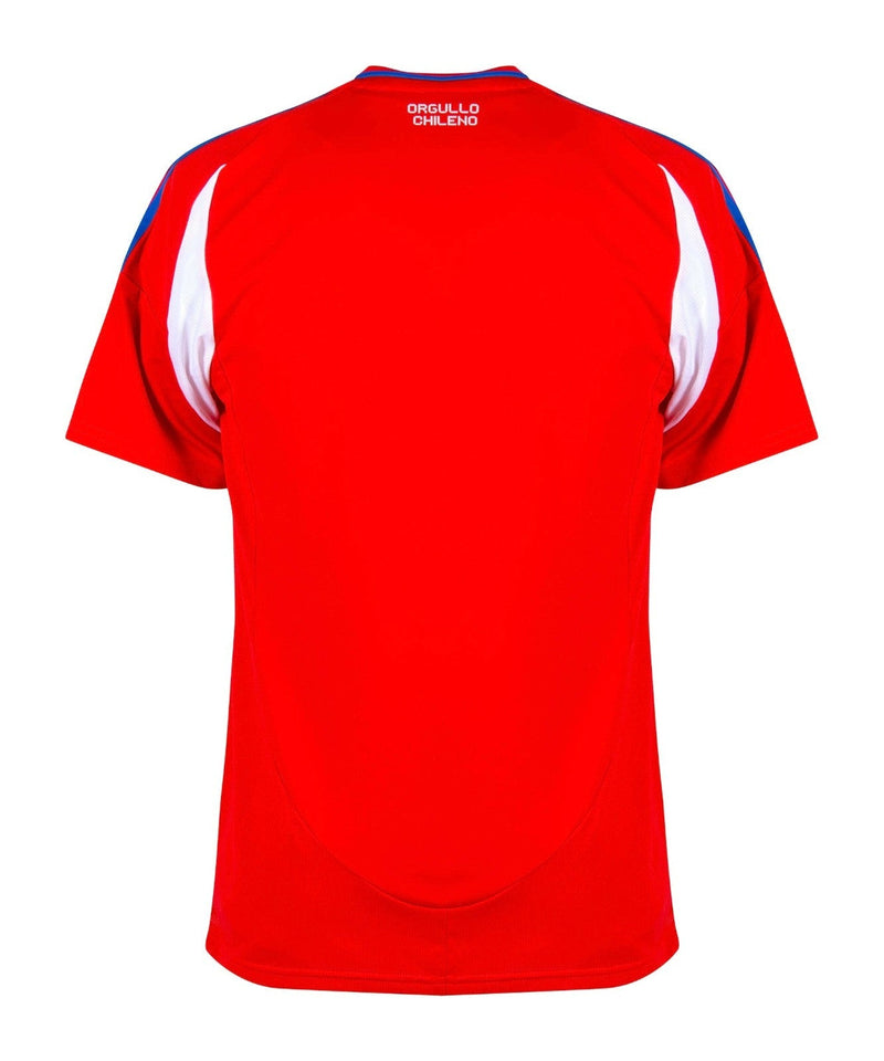 Chile 2024/2025 - Camiseta Chile - Uniforme titular Chile - Adidas Chile - Diseño clásico - Rojo - Copa América - Eliminatorias Mundial - Estrella solitaria - Escudo nacional - Cuello redondo - Pantalones blancos - Medias rojas - Tradición chilena - Tres rayas de Adidas - Innovación - Tecnología de vanguardia - Comodidad - Rendimiento.