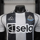 CAMISETA NEWCASTLE I 25/26 HOMBRE (VERSIÓN JUGADOR)
