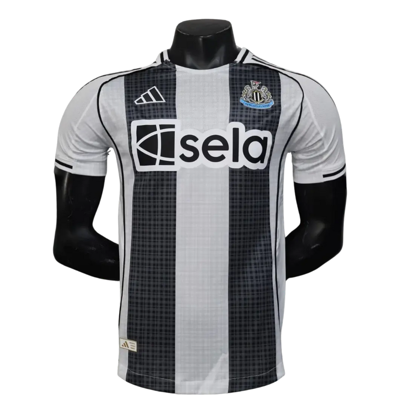 CAMISETA NEWCASTLE I 25/26 HOMBRE (VERSIÓN JUGADOR)
