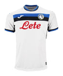 Atalanta 2024/2025 - Camiseta alternativa Atalanta - Joma Atalanta - Serie A - Coppa Italia - Champions League - Diseño clásico - Detalles en azul y negro - Blanco - Azul - Negro - Identidad del club - Historia - Gola redonda - Escudo del Atalanta - Logo de Joma - Tecnologías innovadoras - Confort - Rendimiento.