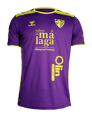 Málaga 2024/2025 - Camiseta de visitante Málaga - Color morado - La Liga 2 - Estilo único - Temporada - Fútbol - Equipamiento deportivo - Distintivo - Original.