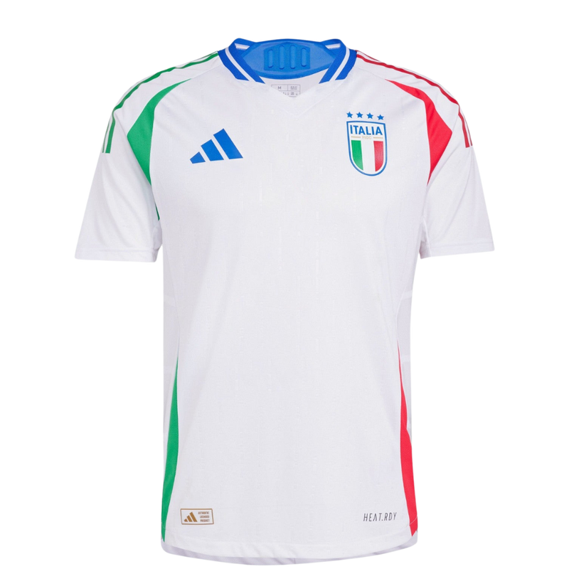 Italia - 2024/2025 - Camiseta Italia - Uniforme alternativo Italia - Adidas Italia - Diseño bandera italiana - Verde, blanco y rojo - Eurocopa - Nations League - Eliminatorias Copa del Mundo - Líneas verticales - Gola en V - Escudo FIGC - Logo de Adidas - Pantalón azul - Calcetines blancos - L'Italia Chiamò - Historia - Identidad - Tecnologías innovadoras - Confort - Rendimiento.