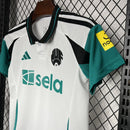 Newcastle III 24/25 conjunto infantil blanca con detalle verde - Newcastle - 24/25 - Conjunto infantil - Blanca - Detalle verde - Fútbol - Equipamiento deportivo - Niños - Estilo.