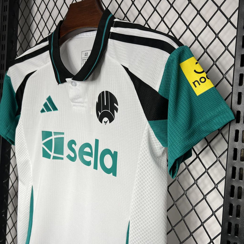 Newcastle III 24/25 conjunto infantil blanca con detalle verde - Newcastle - 24/25 - Conjunto infantil - Blanca - Detalle verde - Fútbol - Equipamiento deportivo - Niños - Estilo.