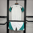Newcastle III 24/25 conjunto infantil blanca con detalle verde - Newcastle - 24/25 - Conjunto infantil - Blanca - Detalle verde - Fútbol - Equipamiento deportivo - Niños - Estilo.