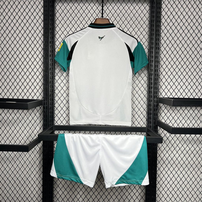 Newcastle III 24/25 conjunto infantil blanca con detalle verde - Newcastle - 24/25 - Conjunto infantil - Blanca - Detalle verde - Fútbol - Equipamiento deportivo - Niños - Estilo.