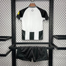 Newcastle I 24/25 conjunto infantil - Newcastle - 24/25 - Conjunto infantil - Fútbol - Equipamiento deportivo - Niños - Estilo.