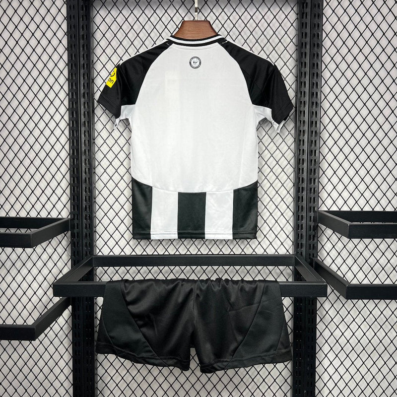 Newcastle I 24/25 conjunto infantil - Newcastle - 24/25 - Conjunto infantil - Fútbol - Equipamiento deportivo - Niños - Estilo.