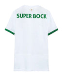 Sporting CP 20242025 - Camiseta alternativa Sporting CP - Nike Sporting CP - Primeira Liga - Copa de Portugal - Champions League - Diseño audaz - Diseño moderno - Negro - Verde - Blanco - Francisco Stromp - Rayas horizontales - Gola redonda - Escudo del Sporting CP - Logo de Nike - Betano - Homenaje - Centenario - Tecnologías innovadoras - Confort - Rendimiento.