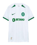 Sporting CP 20242025 - Camiseta alternativa Sporting CP - Nike Sporting CP - Primeira Liga - Copa de Portugal - Champions League - Diseño audaz - Diseño moderno - Negro - Verde - Blanco - Francisco Stromp - Rayas horizontales - Gola redonda - Escudo del Sporting CP - Logo de Nike - Betano - Homenaje - Centenario - Tecnologías innovadoras - Confort - Rendimiento.