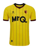 Watford 2024/2025 - Camiseta titular Watford - Campeonato de la EFL - Diseño clásico - Detalles modernos - Amarillo - Negro - Gola redonda - Escudo del Watford - Identidad del club - Historia del club - Elementos clásicos - Detalles modernos